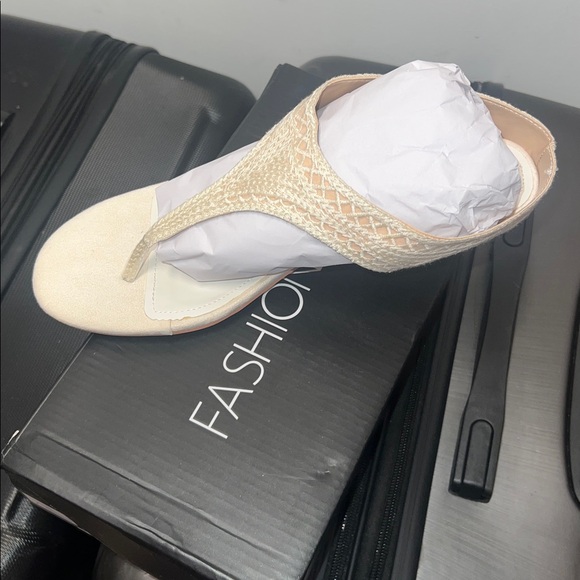 Grove Crochet Thong Kitten Heels - Picture 5 of 5